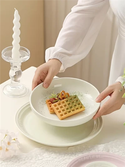 Geprägtes Keramikgeschirr-Set mit Buchstaben